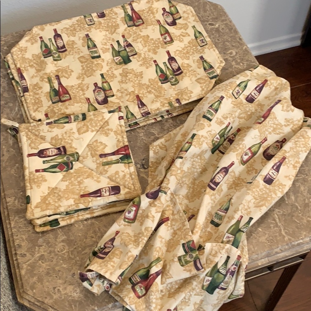 Apron, placemat, pot holder set